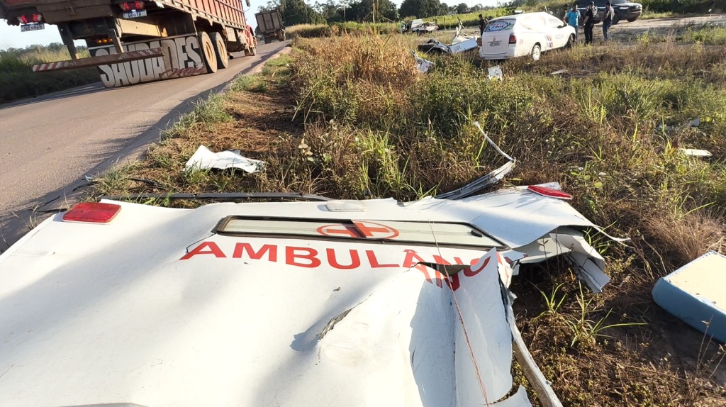Imagem - Passageiro morre após ambulância colidir com poste de energia elétrica em estrada no Pará